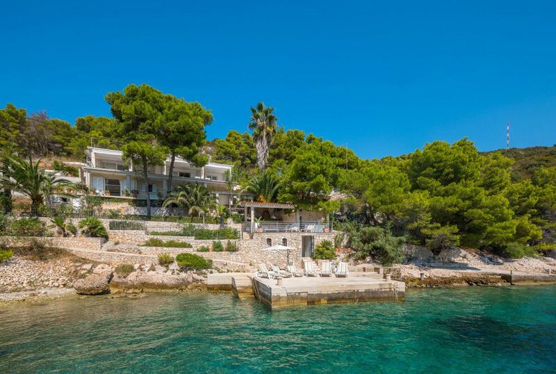 Villa Beach Serenity - Luxueuse villa en bord de mer avec plage privée à Hvar